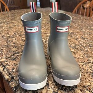 Women’s Hunter waterproof boot. Size 6.